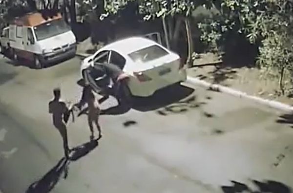 ▲▼巴西一對夫妻在路邊車震竟遇到搶匪，全身赤裸被趕下車。（圖／翻攝自推特