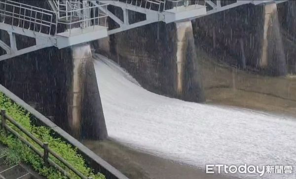 ▲「軒嵐諾」挾大雨！　苗栗明德水庫昨晚開始調節性洩洪。（圖／記者蔡文淵翻攝）