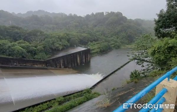 ▲「軒嵐諾」挾大雨！　苗栗明德水庫昨晚開始調節性洩洪。（圖／記者蔡文淵翻攝）