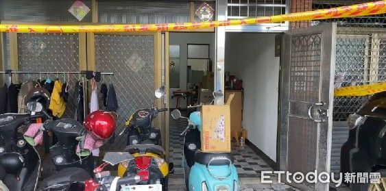 ▲台南市安中路4段1處外籍移工宿舍發生兇殺命案，約30歲潘姓越南移工躺在血泊中，身上多處刀傷沒有生命徵象。（圖／記者林悅翻攝，下同）