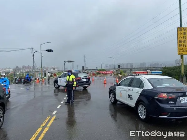 ▲▼ 疏洪道實施管制 。（圖／記者戴上容翻攝）