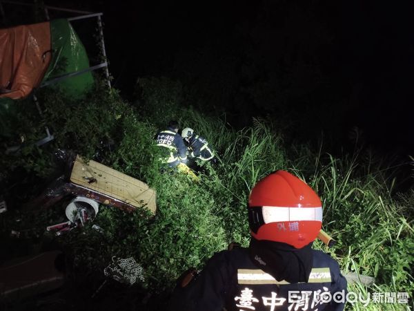 ▲▼一輛小貨車疑因大雨視線不佳，擦撞警車後翻覆，駕駛滾落國道邊坡。（圖／民眾提供，下同）