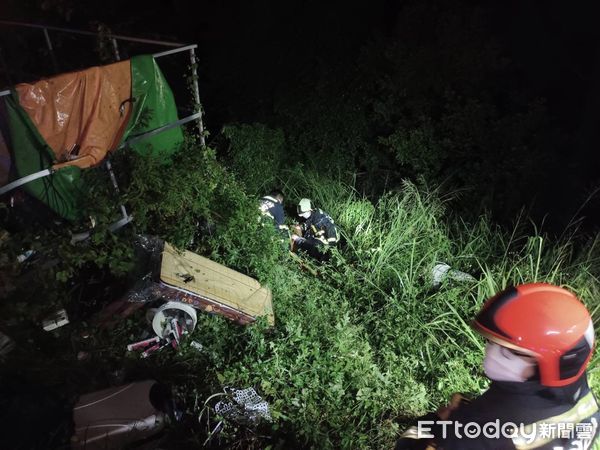 ▲▼一輛小貨車疑因大雨視線不佳，擦撞警車後翻覆，駕駛滾落國道邊坡。（圖／民眾提供，下同）