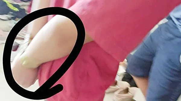 ▲桃園市龜山區某所私人家教班遭學生指控，吳姓教師以膠帶綑綁小二學生，還要求青蛙跳導致學生摔倒送醫。（圖／翻攝自臉書《爆料公社》）