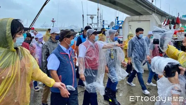 ▲軒嵐諾颱風侵襲　侯友宜視察漁港防颱整備。（圖／新北市漁業處提供）