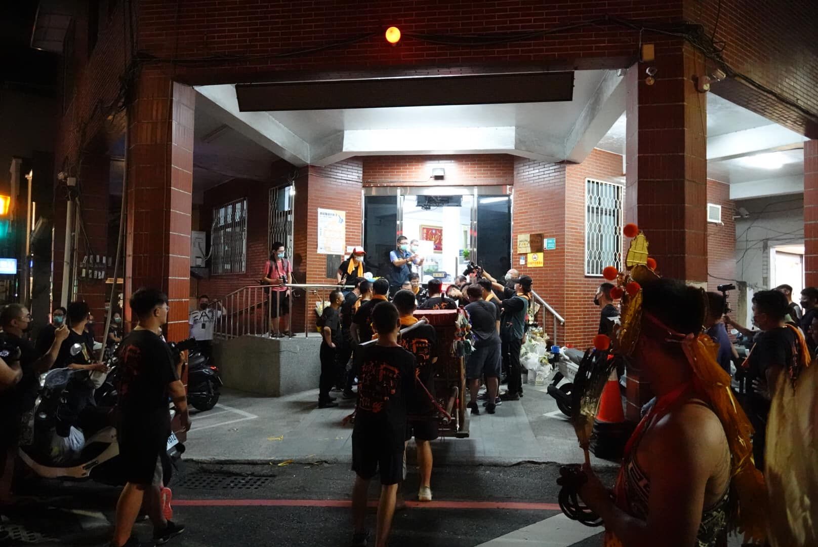 ▲▼城隍爺夜巡進民權派出所。（圖／翻攝溫宗翰臉書）