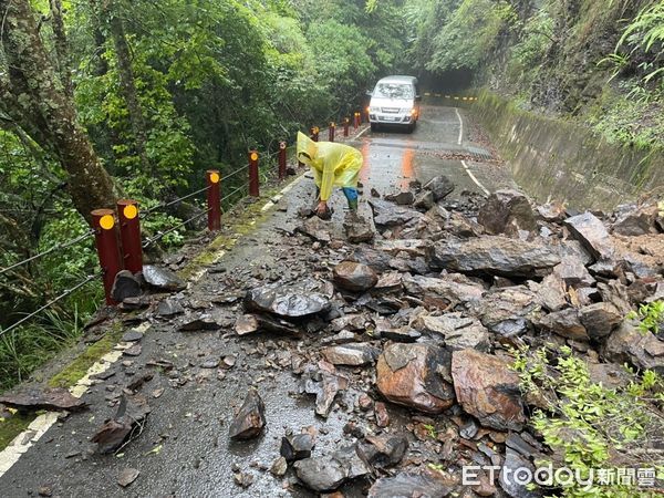 ▲▼苗栗南庄東河山壁坍塌，苗21線中斷尚未搶通，民眾暫勿前往。（圖／記者蔡文淵翻攝）