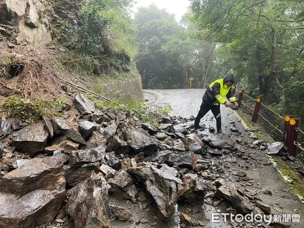 ▲▼苗栗南庄東河山壁坍塌，苗21線中斷尚未搶通，民眾暫勿前往。（圖／記者蔡文淵翻攝）