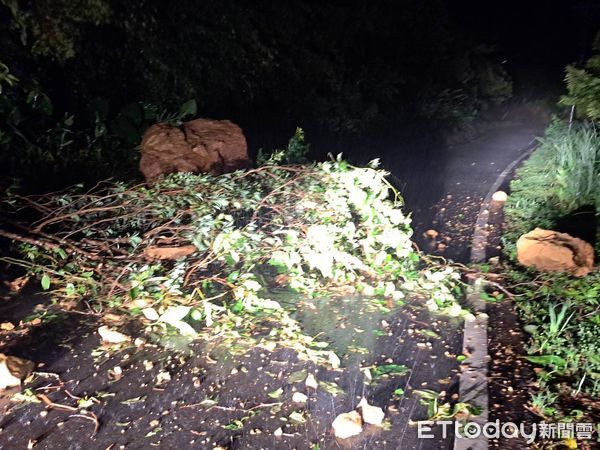 ▲▼       軒嵐諾颱風傳災情，平溪落石、電線桿歪斜      。（圖／記者郭世賢翻攝）