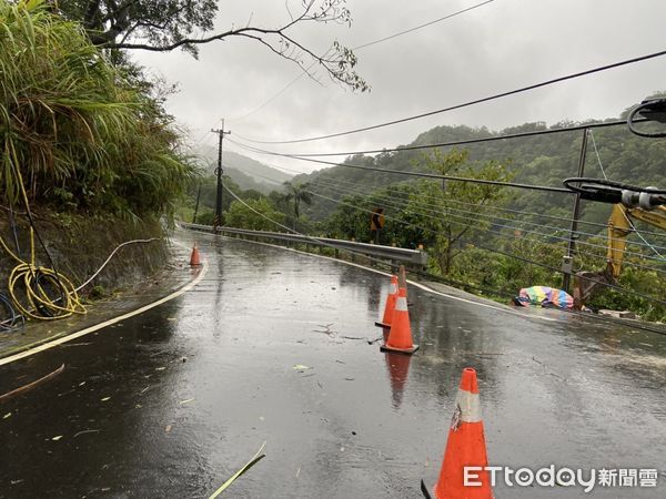 ▲▼       軒嵐諾颱風傳災情，平溪落石、電線桿歪斜      。（圖／記者郭世賢翻攝）