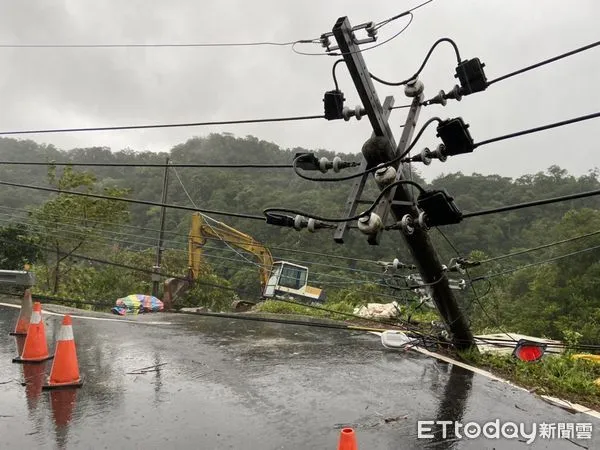 ▲▼       軒嵐諾颱風傳災情，平溪落石、電線桿歪斜      。（圖／記者郭世賢翻攝）