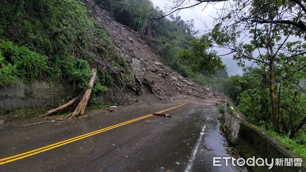 ▲▼ 南庄路坍。（圖／記者蔡文淵翻攝）