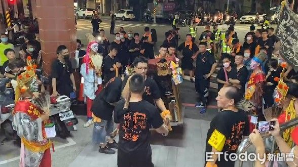 ▲台南市北區「縣城隍爺」神駕3日進行夜巡時，神駕直衝台南市警二分局民權派出所，廟方指出縣城隍爺要為2位殉職員警安魂申冤，吸引眾多民眾駐足圍觀。（圖／記者林悅翻攝，下同）