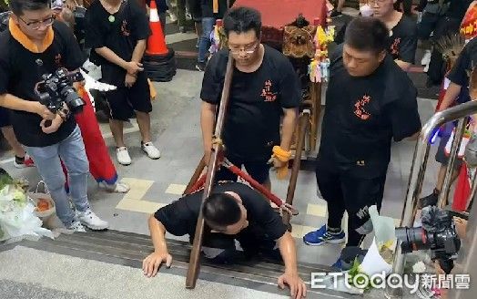 ▲台南市北區「縣城隍爺」神駕3日進行夜巡時，神駕直衝台南市警二分局民權派出所，廟方指出縣城隍爺要為2位殉職員警安魂申冤，吸引眾多民眾駐足圍觀。（圖／記者林悅翻攝，下同）