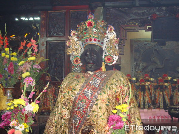 ▲台南市北區「縣城隍爺」神駕3日進行夜巡時，神駕直衝台南市警二分局民權派出所，廟方指出縣城隍爺要為2位殉職員警安魂申冤，吸引眾多民眾駐足圍觀。（圖／記者林悅翻攝，下同）