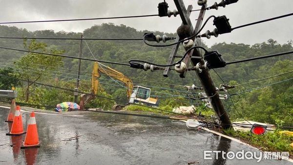 ▲軒嵐諾颱風傳災情，平溪落石、電線桿歪斜。（圖／記者郭世賢翻攝）