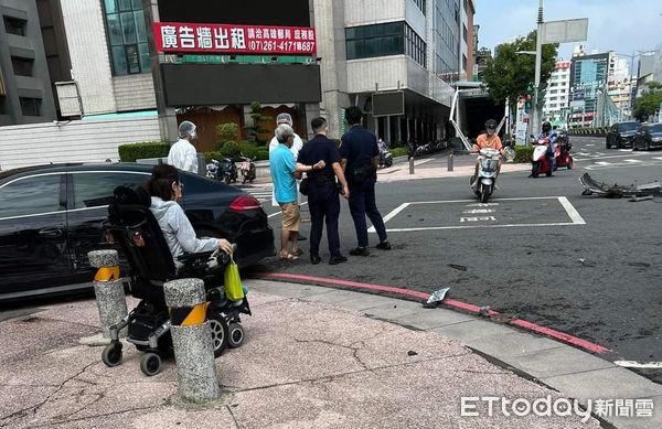 ▲▼保時捷撞救護車             。（圖／記者陳宏瑞攝）