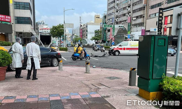 ▲▼保時捷撞救護車             。（圖／記者陳宏瑞攝）