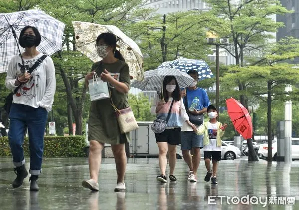 ▲▼軒嵐諾颱風逐漸遠離台灣，陸上颱風警報解除，天氣,行人,路人,雷雨,口罩,大雨,大雷雨,下雨,雨天,豪大雨,午後雷陣雨,梅雨,降雨,氣象,豪雨,颱風外圍環流,西南氣流,鋒面,撐傘,雨傘,陰雨綿綿,潮濕,濕度,熱對流,天氣配圖 。（圖／記者李毓康攝）