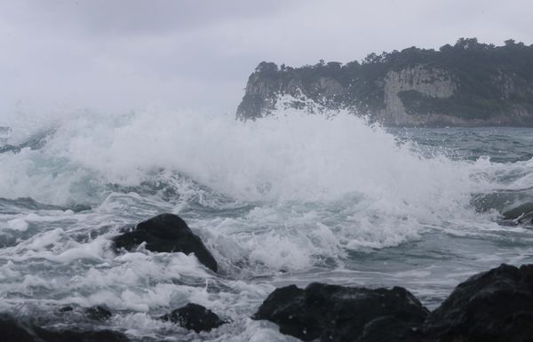 ▲▼受到颱風軒嵐諾間接影響，濟州島漢拏山降下273mm雨量，西歸浦海岸颳起強浪。（圖／達志影像／newscom）