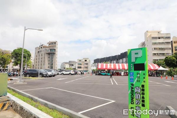 ▲台南永康精華地段的尚頂（飛雁新村）停車場及鄰里公園，由市長黃偉哲主持啟用儀式。（圖／記者林悅翻攝，下同）