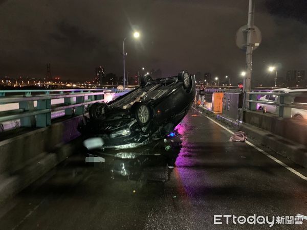 ▲▼ 轎車「烏龜翻肚」躺中興橋 。（圖／記者戴上容翻攝）