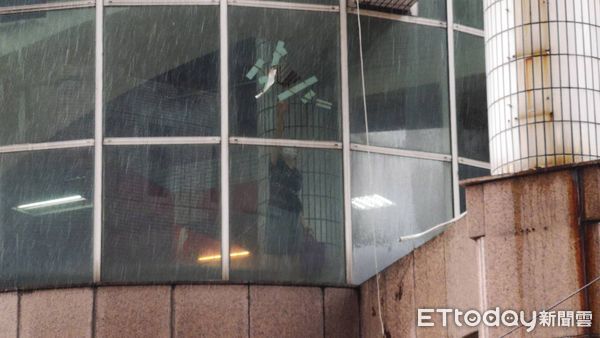 ▲▼台北市大同區民權西路今（4）日12時許有1名男子被大樓玻璃掉落砸破頭。（圖／記者黃彥傑攝）
