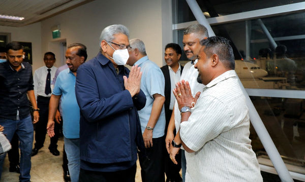 ▲▼斯里蘭卡前總統拉賈帕克薩（白色口罩者）已經於3日凌晨返抵國內。（圖／路透）