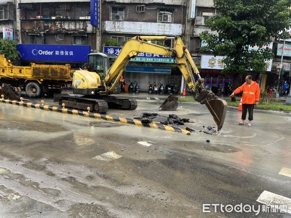 ▲4日上午汐止經中興路大同路口自來水管線滲漏造成積水，相關單位派員搶修中。（圖／記者張君豪翻攝）