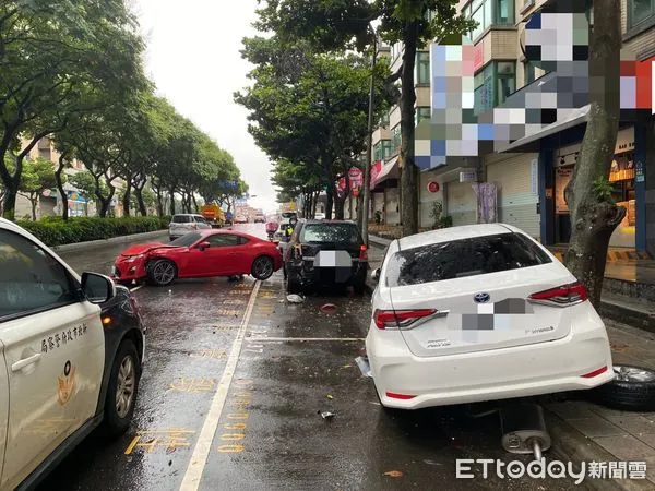 ▲▼Toyota86紅色跑車天雨打滑撞路邊3小客車             。（圖／記者陳以昇翻攝）