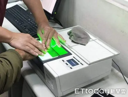 ▲台南市警五分局協調溝通失蹤長者家屬同意至分局接受採集唾液進行DNA建檔，因而成功在中秋佳節前夕，幫無名屍老翁「回家」。（圖／記者林悅翻攝，下同）