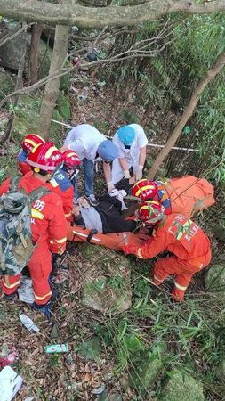 ▲▼懸崖拍照「腿突然抽筋！」　他墜落昏迷「救命喊到天亮」。（圖／翻攝微博）