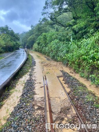 ▲台鐵平溪線「泥水淹過軌面」 三貂嶺=菁桐恢復通行。（圖／記者郭世賢翻攝）