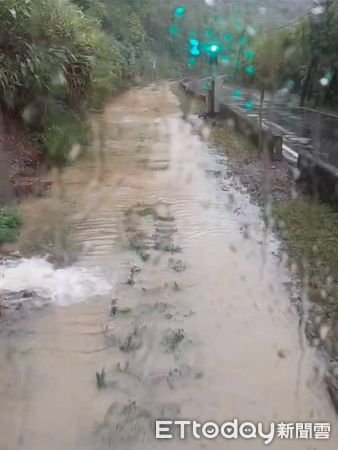 ▲台鐵平溪線「泥水淹過軌面」 三貂嶺=菁桐恢復通行。（圖／記者郭世賢翻攝）