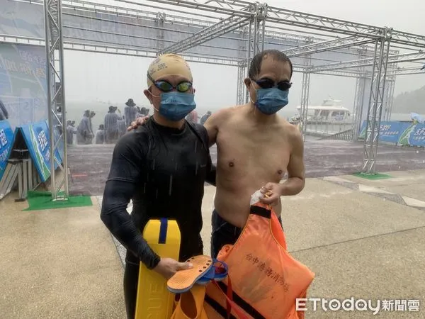 ▲視障選手洪義同（左）勇奪日月潭萬人泳渡身障組第一。（圖／南投縣政府提供）