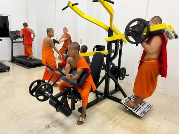 ▲▼泰國北部佛教僧侶使用健身器材做運動。（圖／翻攝自臉書）