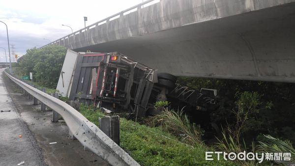 ▲▼國道1號林口段車禍，車流回堵21公里。（圖／記者楊熾興翻攝）