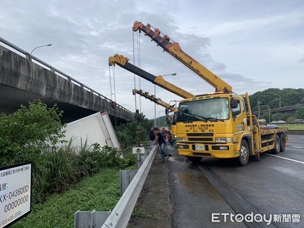 ▲▼警方調來大型吊車將事故車輛吊離。（圖／國道警方提供）