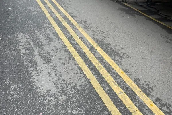 ▲▼路上出現「三黃線」，讓人看的霧煞煞。（圖／翻攝自Facebook／路上觀察學院）