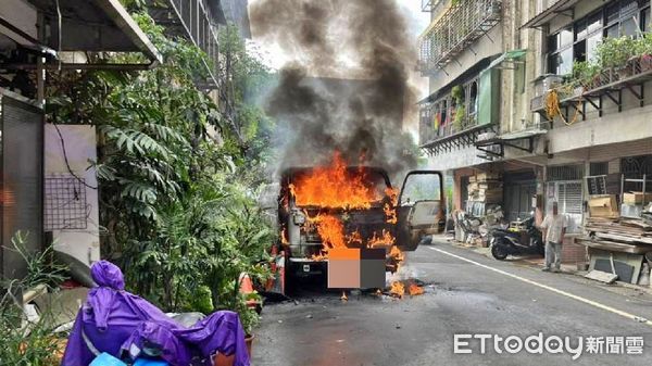 ▲萬里貨車引擎起火 駕駛緊急逃生。（圖／記者郭世賢翻攝）