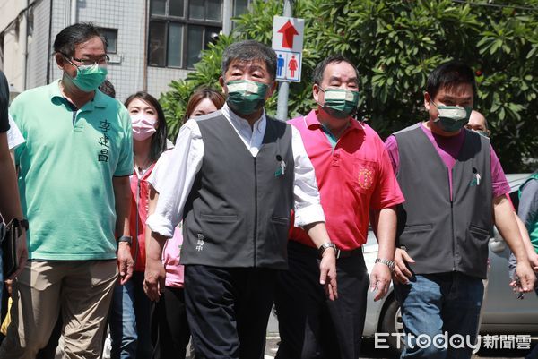 ▲▼陳時中大稻埕慈聖宮參香及廟埕前吃小吃。（圖／記者周宸亘攝）