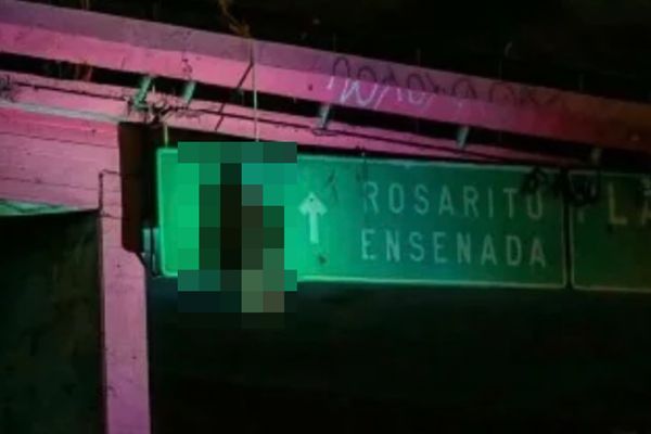 ▲▼墨西哥下加州一具女屍被掛在橋上。（圖／翻攝推特）