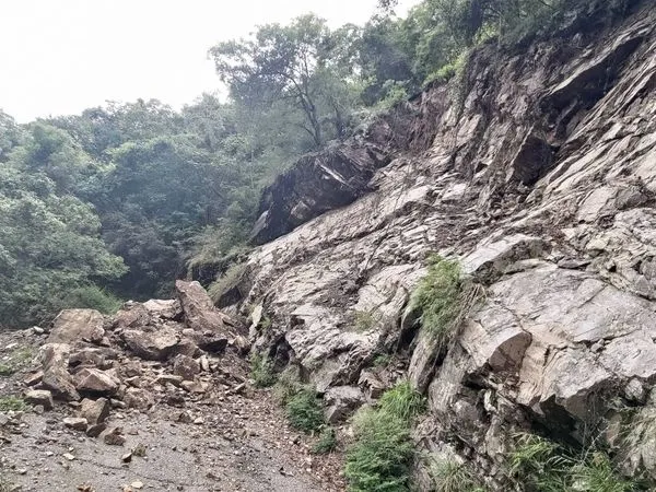 ▲▼南投8人登山團前往攀登郡大山，一名女子跌落山谷。（圖／南投消防局提供）