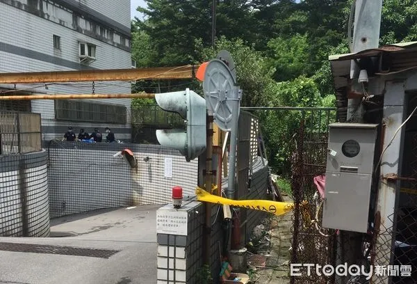 ▲▼新店公墓旁空地出現無名女屍，警方拉封鎖線             。（圖／記者陳以昇翻攝）