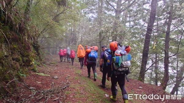 ▲▼        女山友攀南投郡大山墜谷身亡，搜救人員將她背負下山     。（圖／記者高堂堯翻攝）