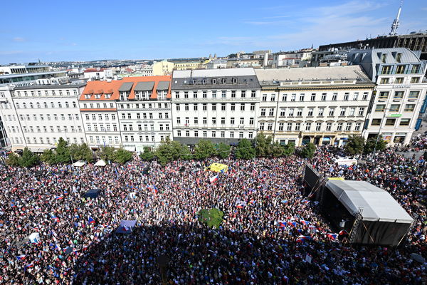 ▲▼捷克3日有約7萬人在布拉格舉行抗議活動，譴責政府未能在制裁俄羅斯後應對不斷飆升的能源價格。（圖／達志影像／美聯社）
