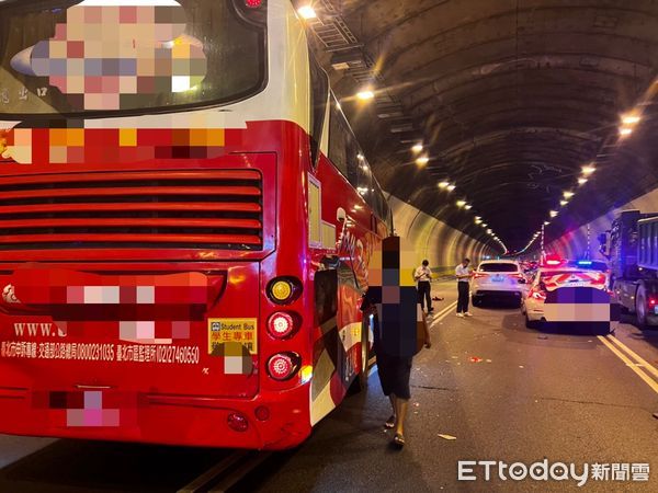 ▲▼國道3號中和隧道事故，國道警察巡邏車「紅斑馬」遭遊覽車追撞             。（圖／記者陳以昇翻攝）