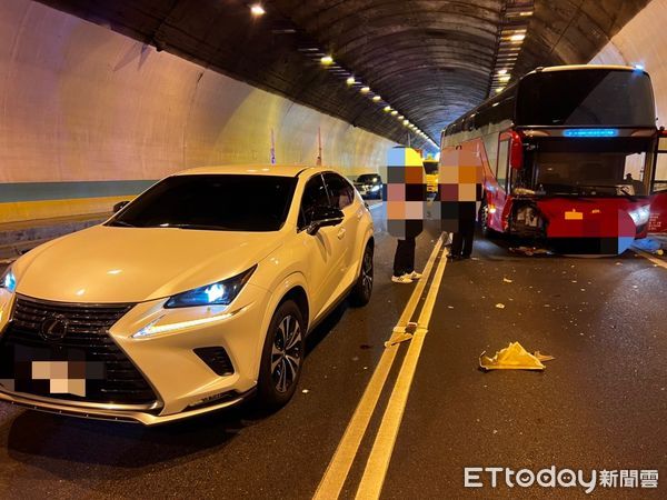 ▲▼國道3號中和隧道事故，國道警察巡邏車「紅斑馬」遭遊覽車追撞             。（圖／記者陳以昇翻攝）