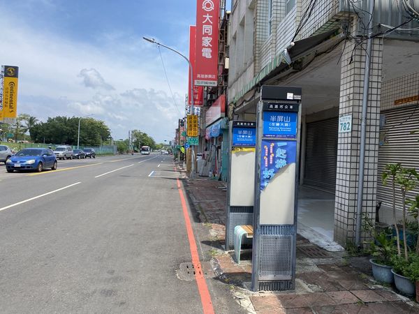 ▲▼他挖走正妹後選人看板！落網稱太漂亮想收集...　這2人海報也下手。（圖／記者賴文萱翻攝）