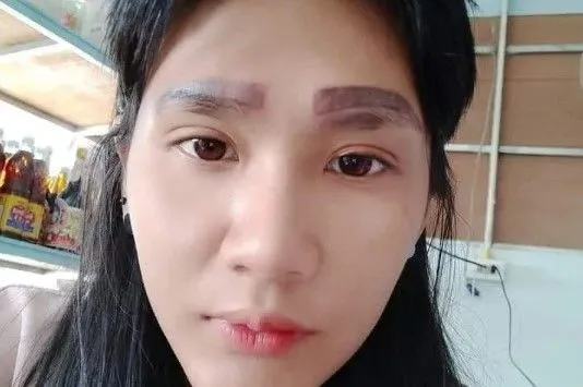 ▲▼ 32歲的妮帕普隆（Nipapron Meeking）先前接受永久紋眉，術後卻發現紋好的眉毛整個「平行上移」，害她臉上共有4道眉毛。（圖／翻攝自ช่างหม่อม สักคิ้ว บ้านฉาง臉書）